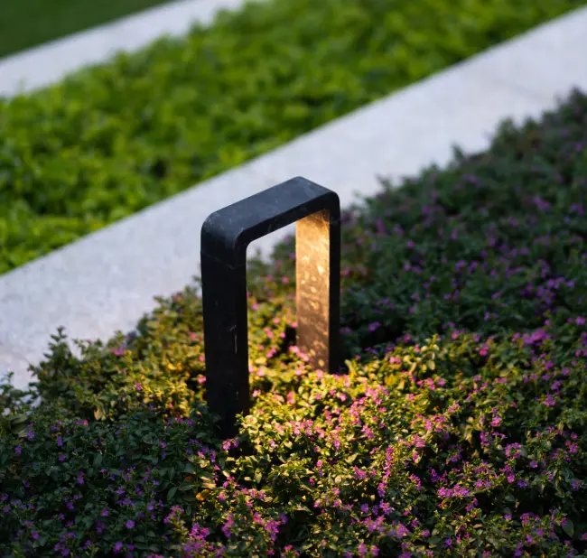 Moderne LED Gartenbeleuchtung im bepflanzten Außenbereich in Paderborn