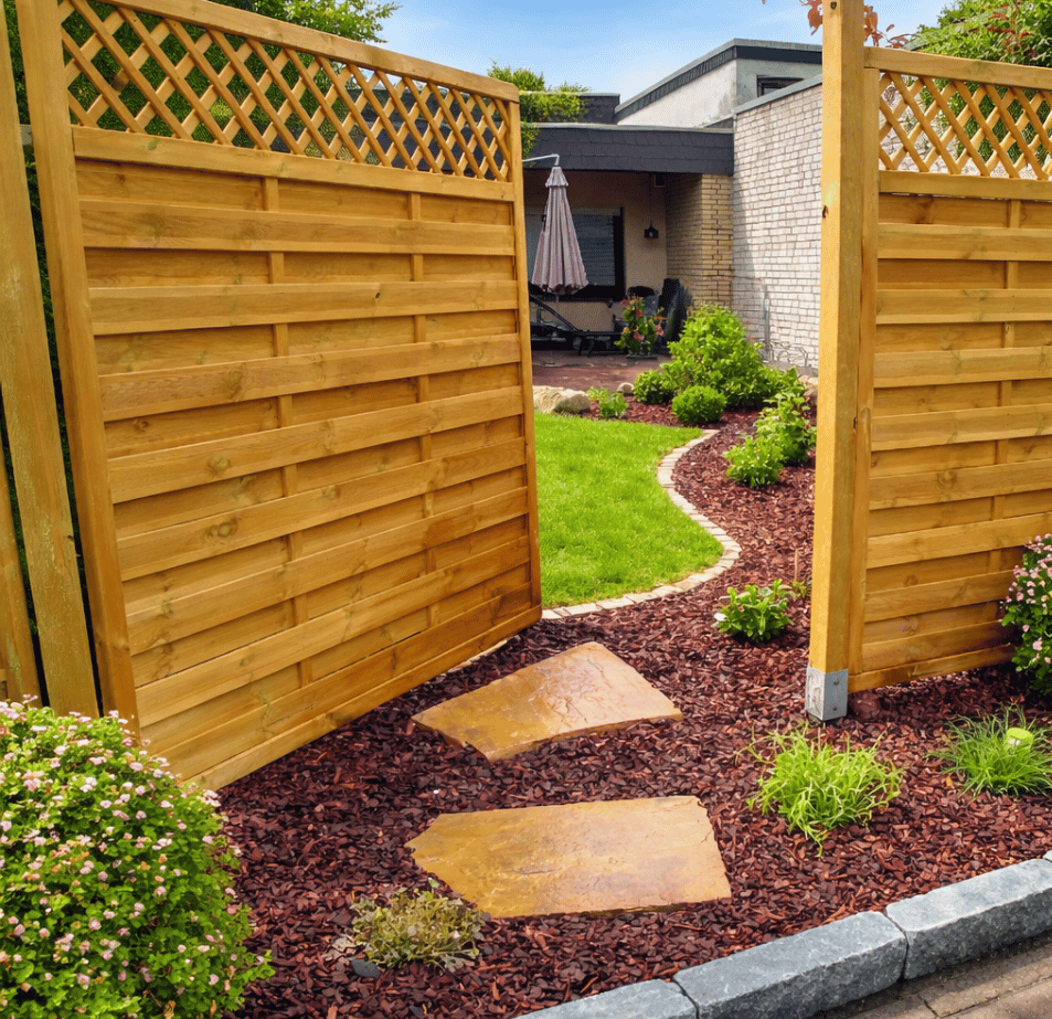 Holz Sichtschutzzaun mit Gartenweg und Bepflanzung in Paderborn