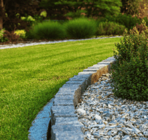 Gartengestaltung mit Rasenfläche und Natursteinkante in Paderborn